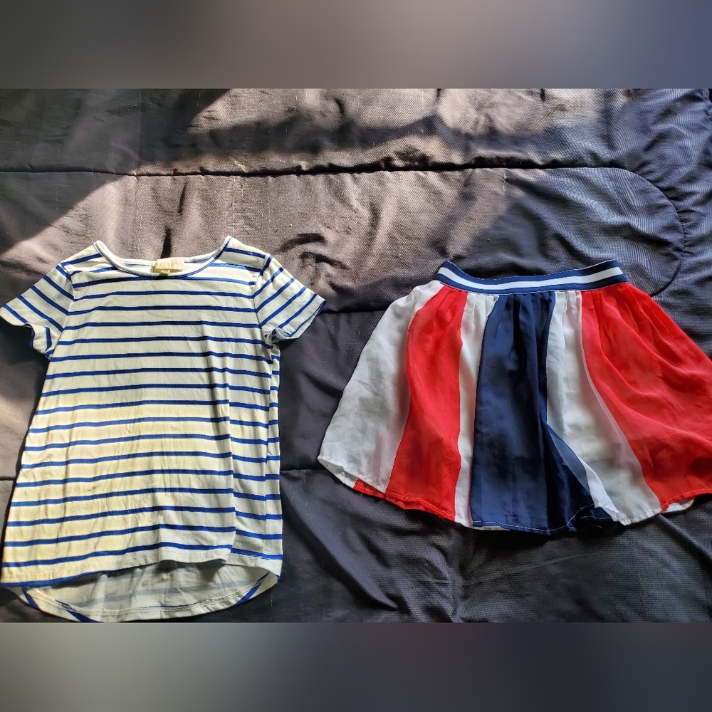 girl med skort and striped tee
